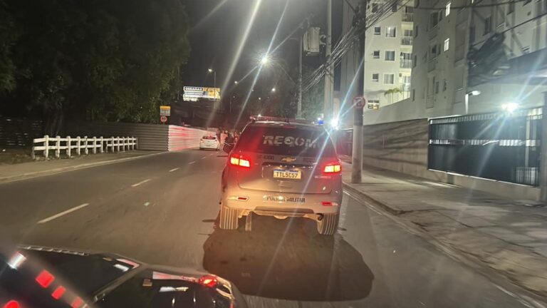 Policiais do Batalhão RECOM da PMERJ patrulham a Alameda São Boaventura em Niterói para reforçar a segurança.