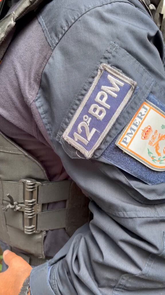 Policiais militares apreendem drogas, rádios e pistola com criminosos na Comunidade do Serrão, Niterói.