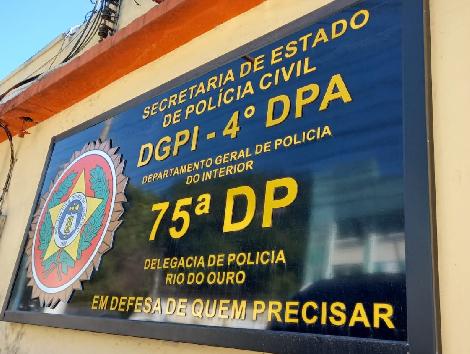Homem é preso pela Polícia Civil em São Gonçalo por manobras perigosas com motocicleta na RJ-106.