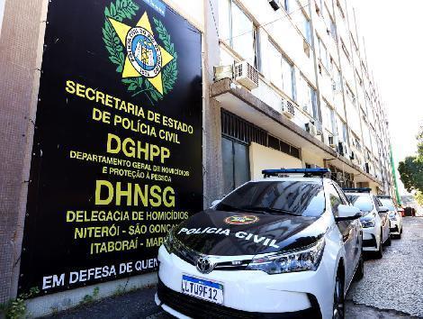 Policial civil algema suspeito em Niterói, RJ. Prisão por homicídio em bar do Fonseca.
