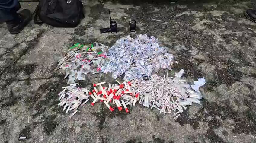 Policiais militares do 7BPM em São Gonçalo após prenderem criminosos e apreenderem drogas e rádios transmissores.