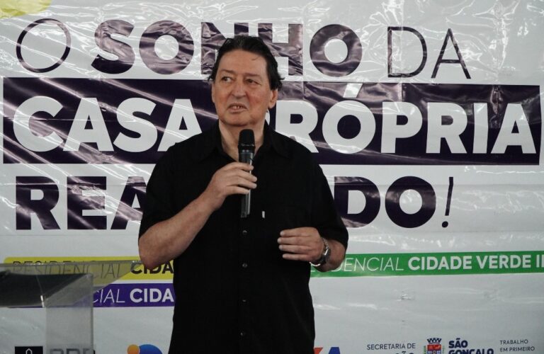 Prefeito Capitão Nelson em evento de sorteio de unidades habitacionais do Cidade Verde I em São Gonçalo.