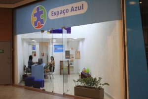 Equipe de saúde aplicando vacina em morador durante campanha em São Gonçalo