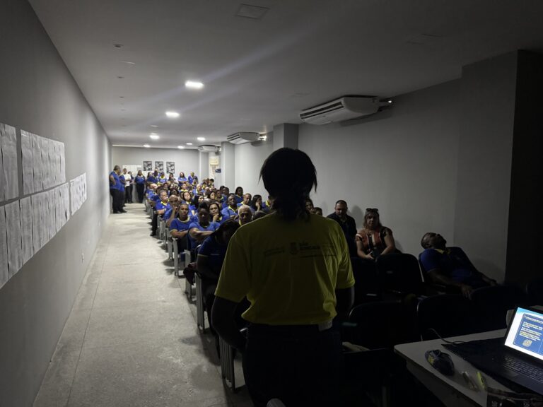Motoristas e monitores do transporte escolar de São Gonçalo em palestra do Maio Amarelo sobre pronto atendimento em emergências.