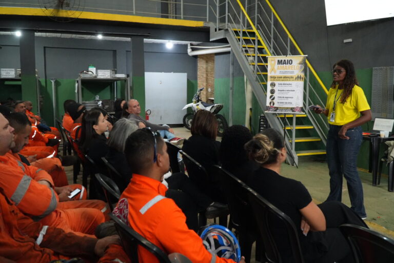 Funcionários de empresa em São Gonçalo assistem palestra do Maio Amarelo sobre segurança no trânsito
