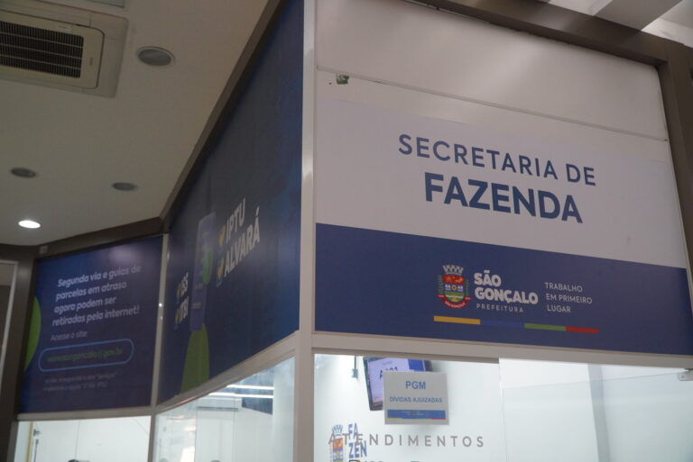 Mãos digitando em teclado de computador com logo de nota fiscal eletrônica ao fundo, simbolizando a emissão de NFS-e.
