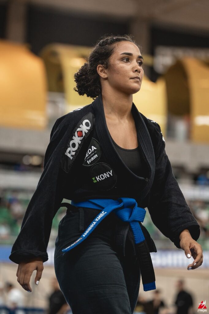 Anna Beatriz Lopes, atleta de jiu-jítsu de São Gonçalo, em pose de luta, representando a cidade em mundial nos EUA.
