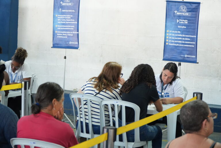 População recebe serviços de cidadania e saúde em ação do RJ para Todos em São Gonçalo.