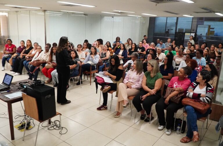 Mulheres participam de aula do programa Lidera Mulher em São Gonçalo, focando em empreendedorismo e negócios.