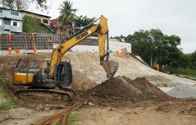 Trabalhadores instalam tela de alta resistência em encosta na Rua Vinte e Sete de Julho, Lindo Parque, São Gonçalo.