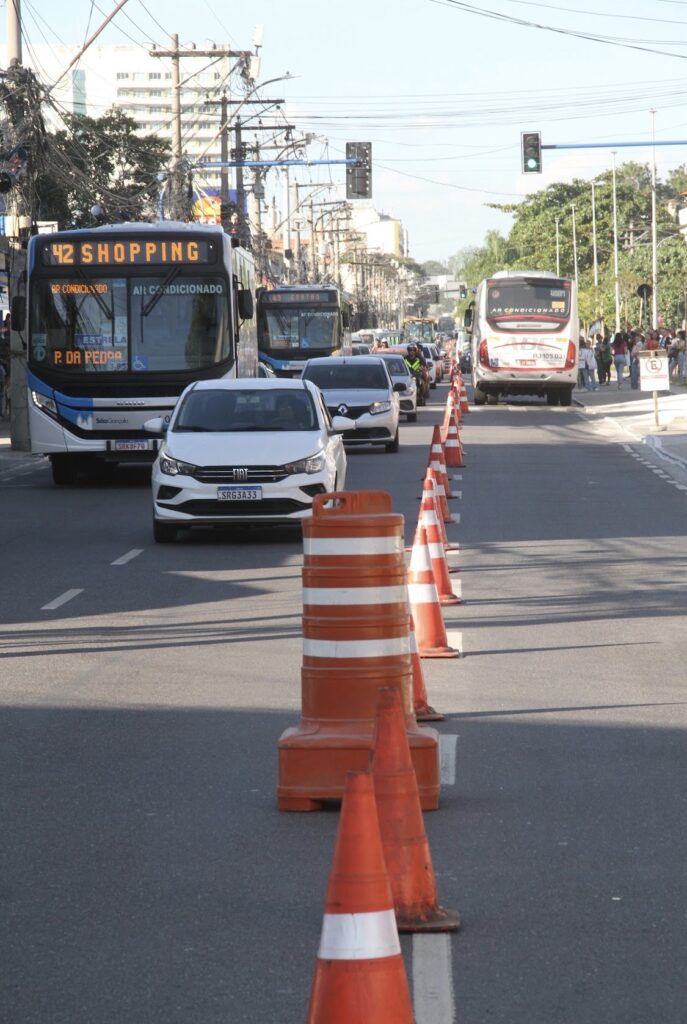 Veículos em desvio no Centro de São Gonçalo devido a interdições para o Corpus Christi 2026.