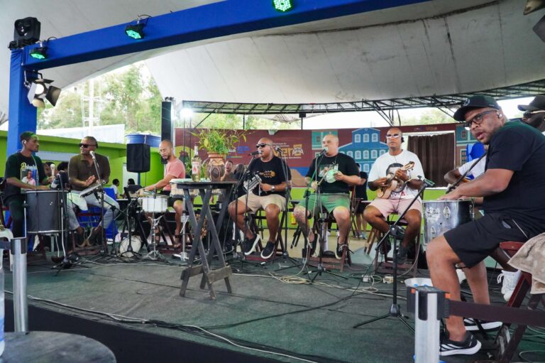 Pessoas dançando samba em evento cultural gratuito no Centro de Tradições Nordestinas em São Gonçalo.