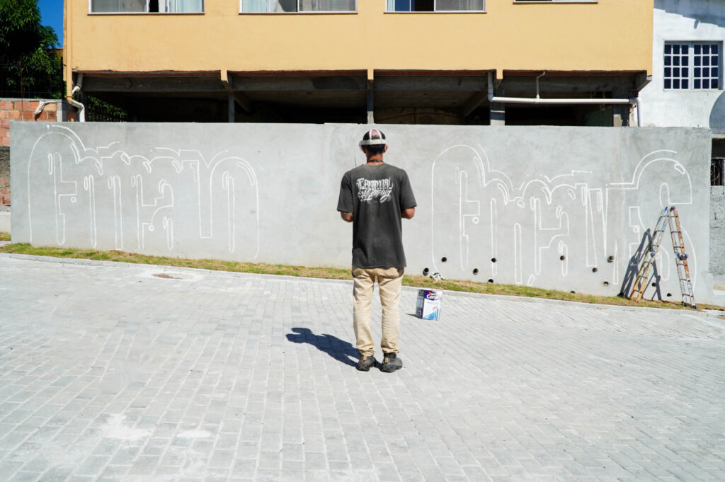 Artistas do projeto Cidade Ilustrada pintam painel de Gonçalo Gonçalves em São Gonçalo, na Avenida Presidente Kennedy