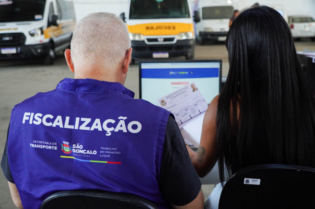 Agente da Prefeitura de São Gonçalo vistoriando um veículo de transporte escolar
