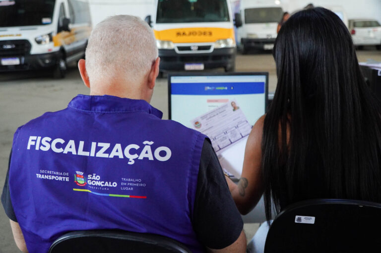 Agente da Prefeitura de São Gonçalo vistoriando um veículo de transporte escolar
