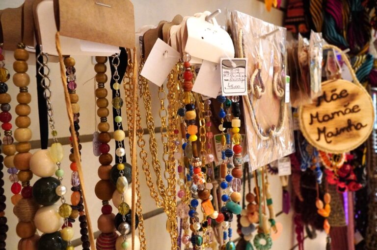 Mulheres empreendedoras exibem produtos artesanais no Espaço Lidera Mulher em São Gonçalo para o Dia das Mães.
