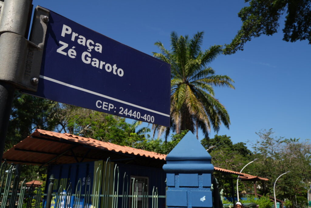 Pessoas participando de evento de reciclagem em praça de São Gonçalo. Conscientização ambiental e Ecopontos.