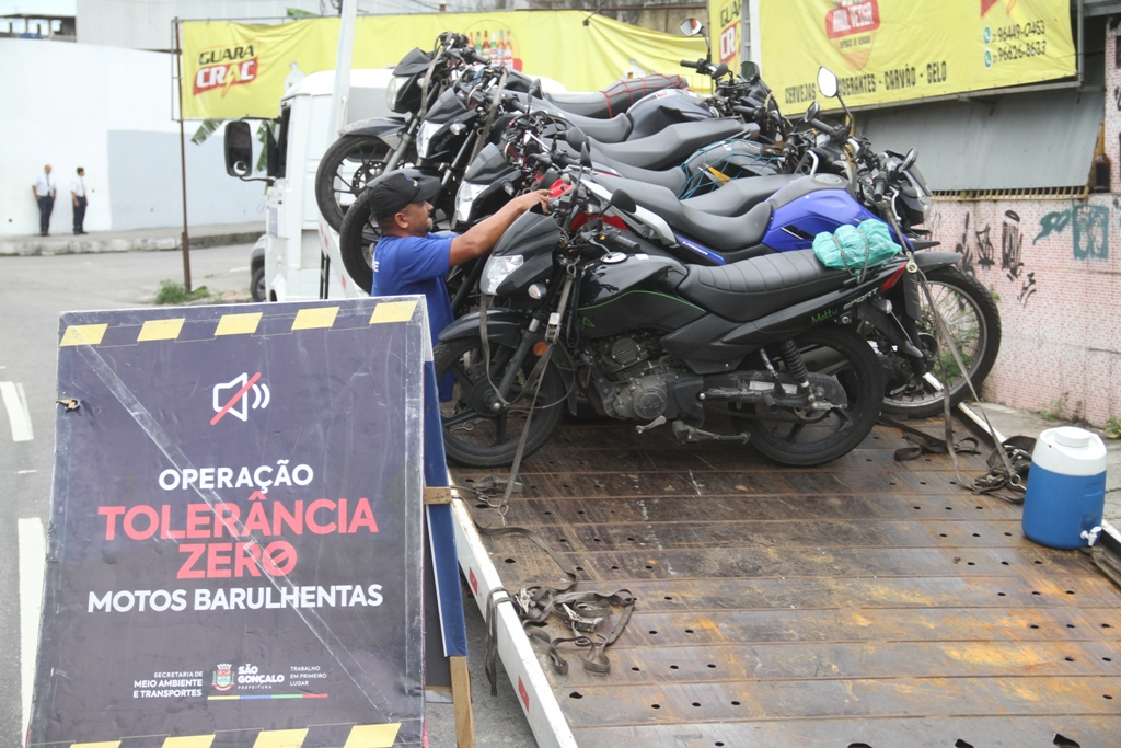 Motocicletas sendo fiscalizadas em blitz da Operação Tolerância Zero em São Gonçalo contra escapamentos irregulares.