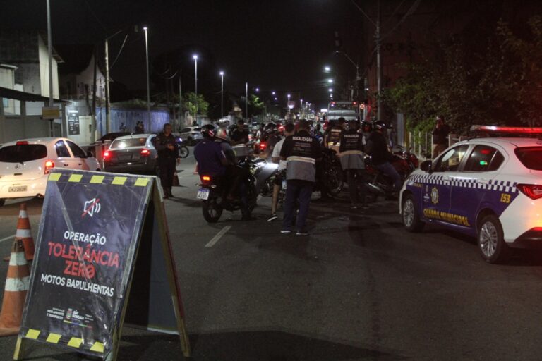 Agentes da Prefeitura de São Gonçalo fiscalizam motos com decibelímetro em operação contra poluição sonora.