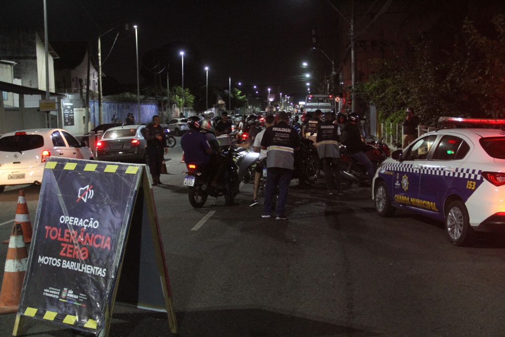 Agentes da Prefeitura de São Gonçalo fiscalizam motos com decibelímetro em operação contra poluição sonora.