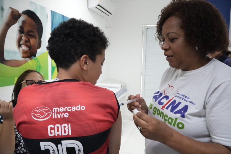 Pessoa recebendo vacina da gripe em São Gonçalo, campanha de imunização contra o vírus influenza.