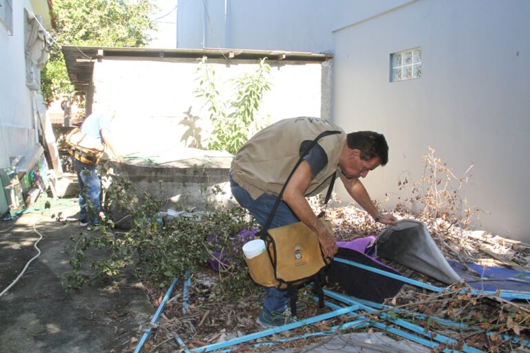 Agente de saúde inspeciona imóvel em São Gonçalo em busca de focos do mosquito Aedes aegypti, vetor da dengue.