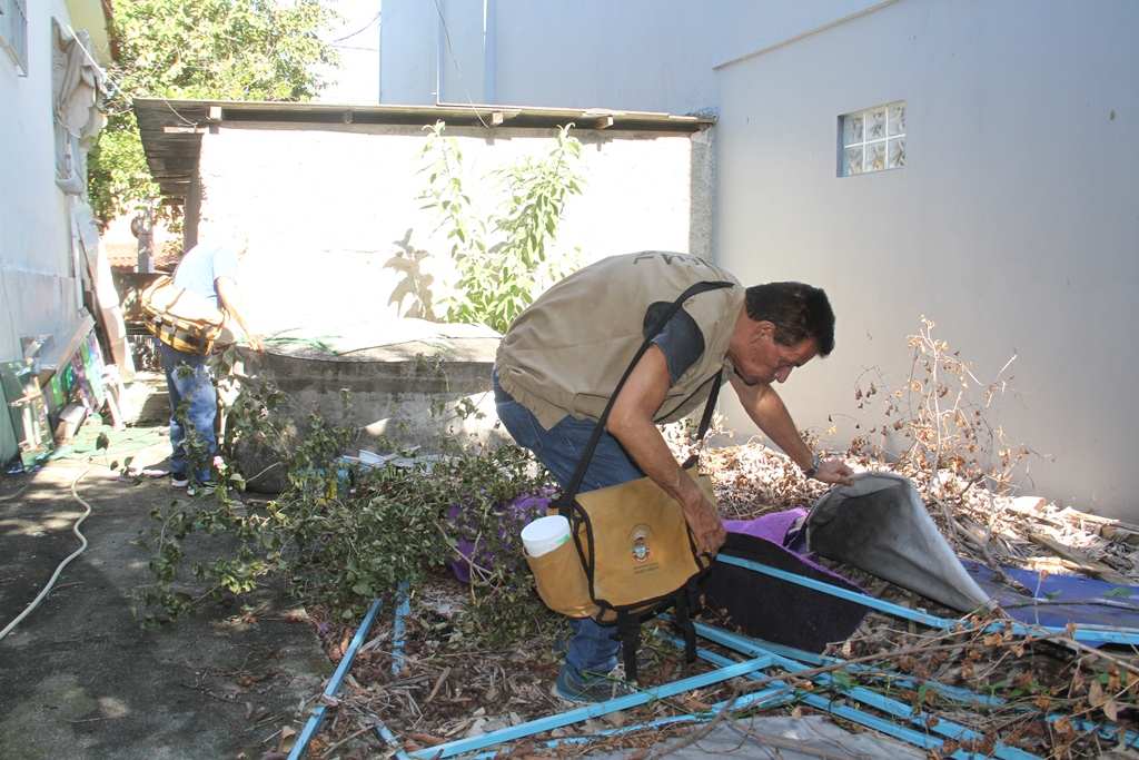 Agente de saúde inspeciona imóvel em São Gonçalo em busca de focos do mosquito Aedes aegypti, vetor da dengue.