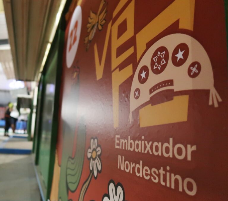 Pessoas dançando samba em roda de pagode no Centro de Tradições Nordestinas em São Gonçalo