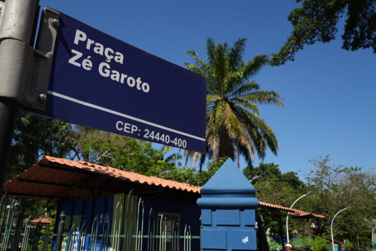 Pessoas participando de evento de reciclagem ao ar livre na Praça Zé Garoto, em São Gonçalo.