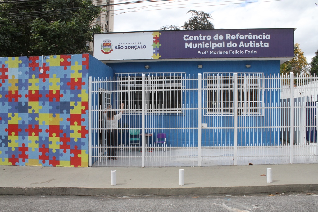 Criança com autismo em atividade de aprendizado em São Gonçalo, representando os centros de referência
