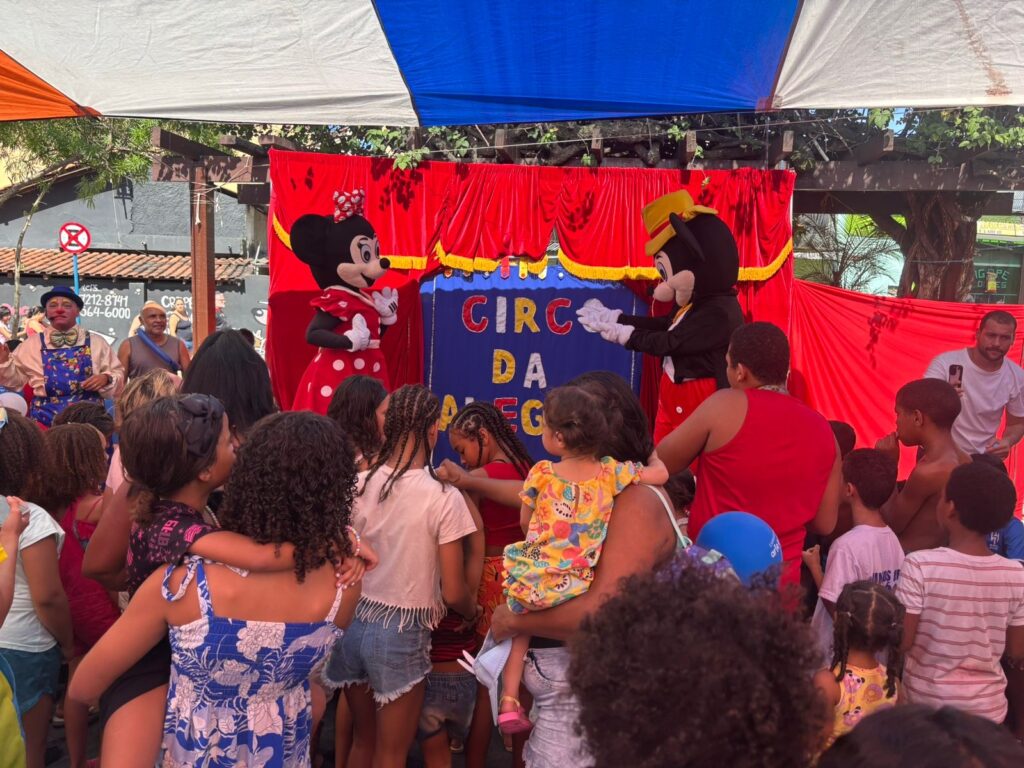Crianças brincam em cama elástica e brinquedos infláveis durante a Caravana de Arte e Lazer em São Gonçalo.