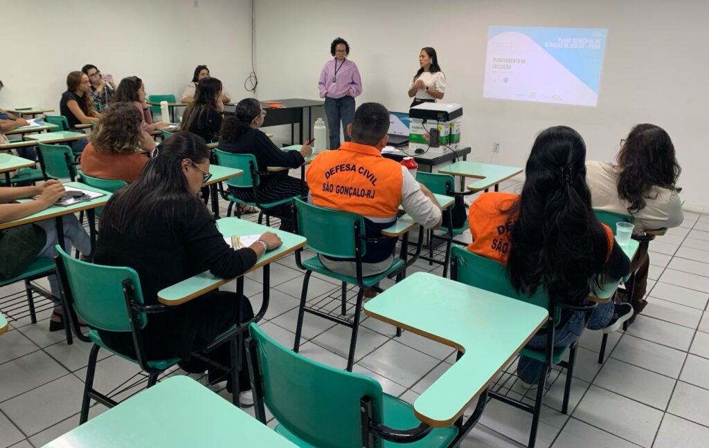 Reunião de comitê em São Gonçalo para debater elaboração de plano de redução de riscos e desastres na cidade.