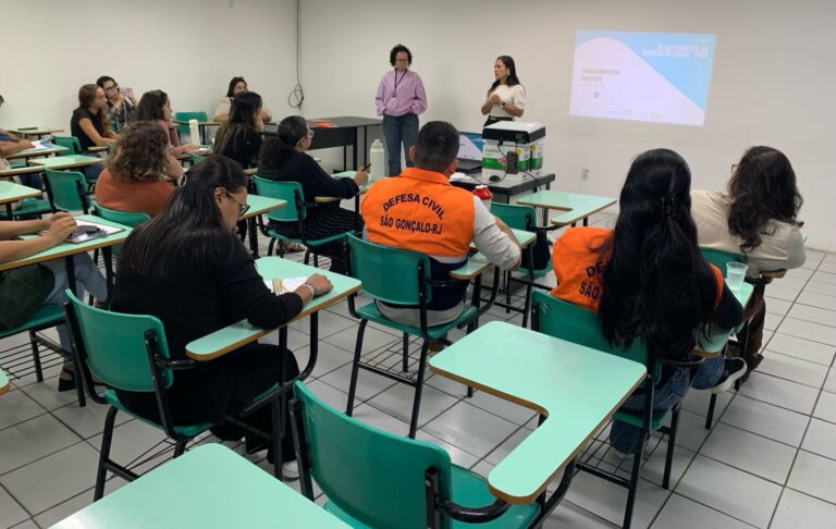 Reunião de comitê em São Gonçalo para debater elaboração de plano de redução de riscos e desastres na cidade.