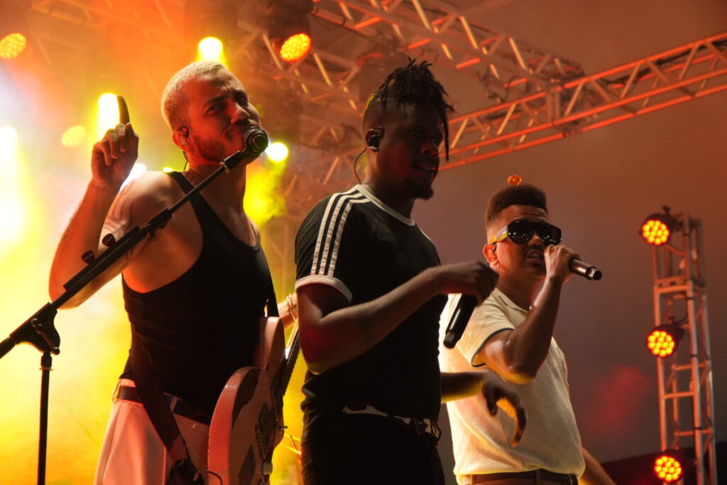Multidão assiste ao show do grupo Os Garotin no palco da Festa do Trabalhador no Parque RJ Nosso Sonho, em São Gonçalo.