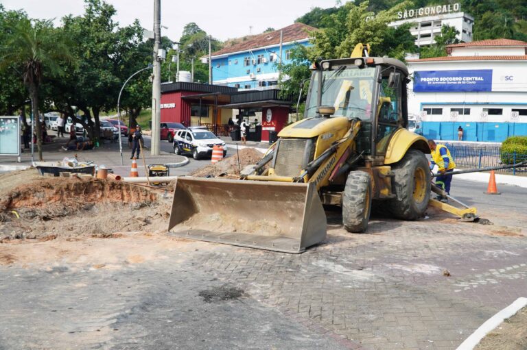Obras de ajuste viário na Alameda Pio XII, Centro de São Gonçalo, para melhorar o trânsito e desvios de veículos.