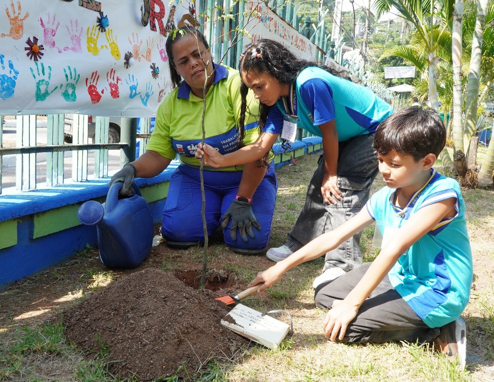 Pessoas participam da Semana Internacional da Reciclagem em São Gonçalo, com exposições e atividades sobre sustentabilidade.