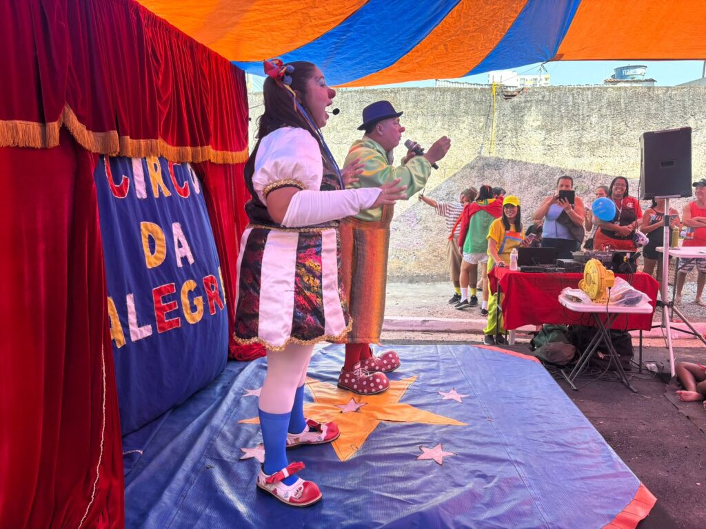 Crianças brincando em cama elástica e brinquedos infláveis na Caravana de Arte e Lazer em São Gonçalo