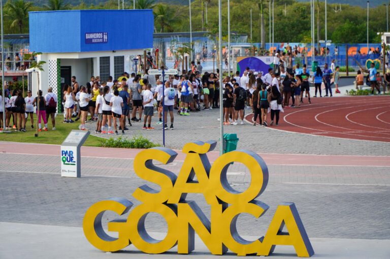Corredores participam do Treinão Celestino no Parque RJ Nosso Sonho, em São Gonçalo, homenageando Lucas Celestino.