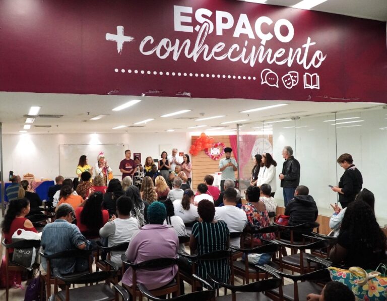 Mães participam de atividades de autocuidado e beleza no evento “Mães PCD em Foco” em São Gonçalo.
