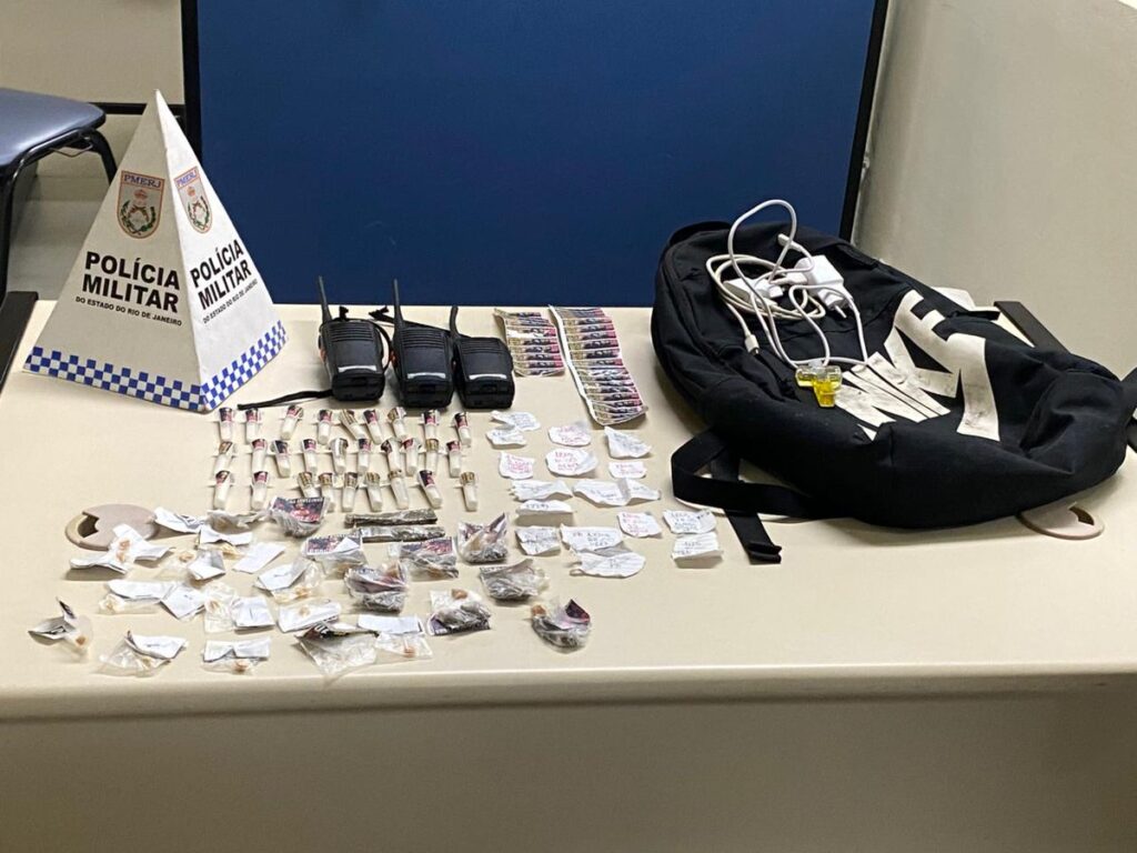 Policiais militares apreendem drogas e rádios transmissores com adolescentes em Boa Vista, São Gonçalo.