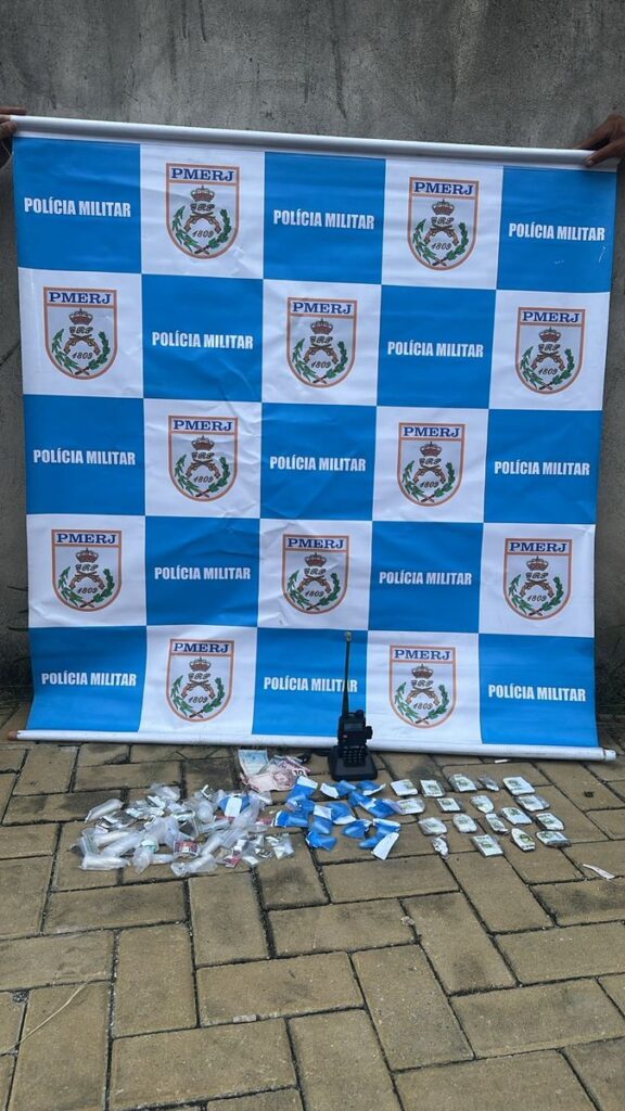 Policiais militares do 12º BPM em Niterói com drogas e rádio transmissor apreendidos.