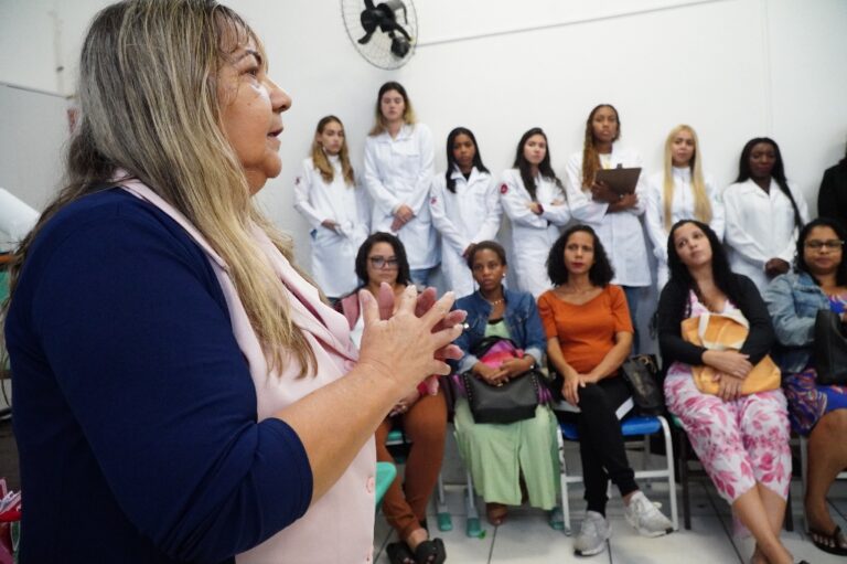 Gestantes participam de palestra sobre aleitamento materno e doação de leite em São Gonçalo.
