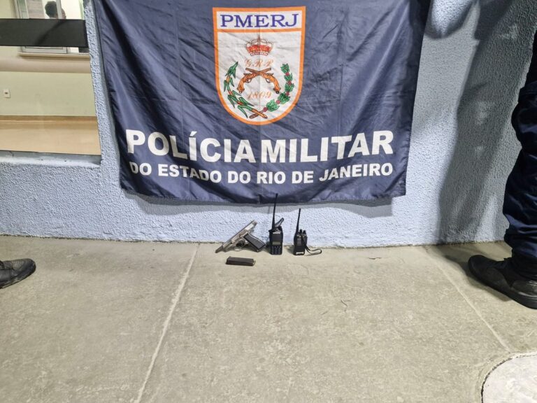 Policiais militares apreendem pistola 9mm, carregador, munições, rádios transmissores e motocicleta em São Gonçalo.