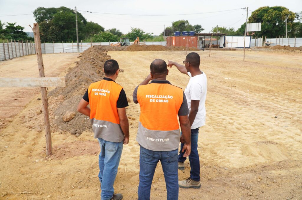 Vista aérea das obras de terraplanagem do novo complexo esportivo e de lazer no Jardim Bom Retiro, São Gonçalo.