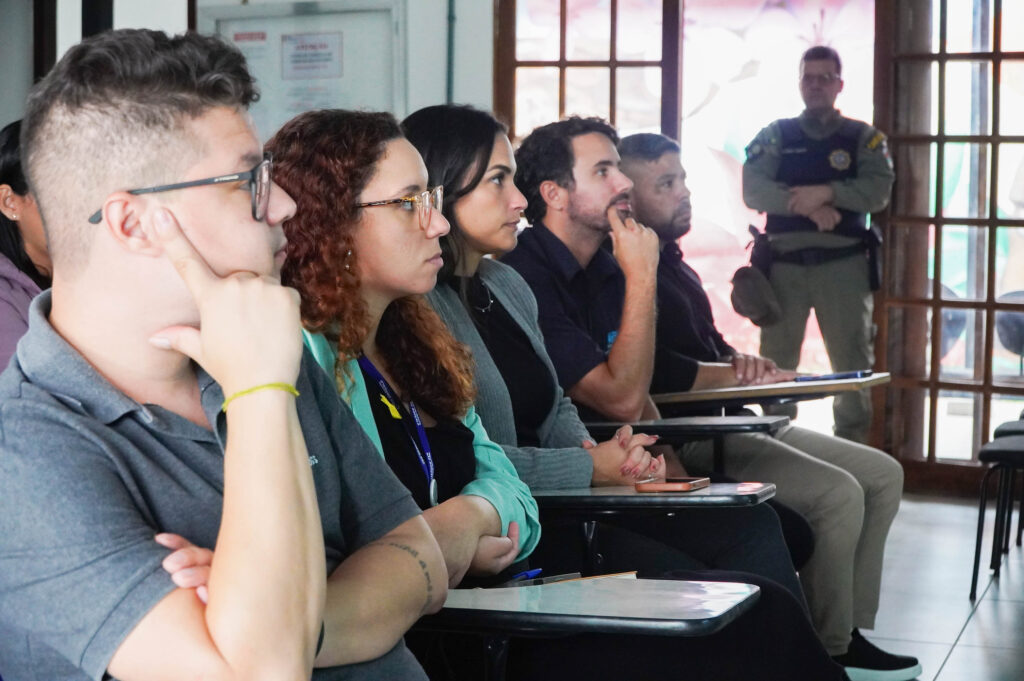 Apresentação do Plano de Manejo da APA Alto do Gaia em São Gonçalo, com autoridades e participantes.