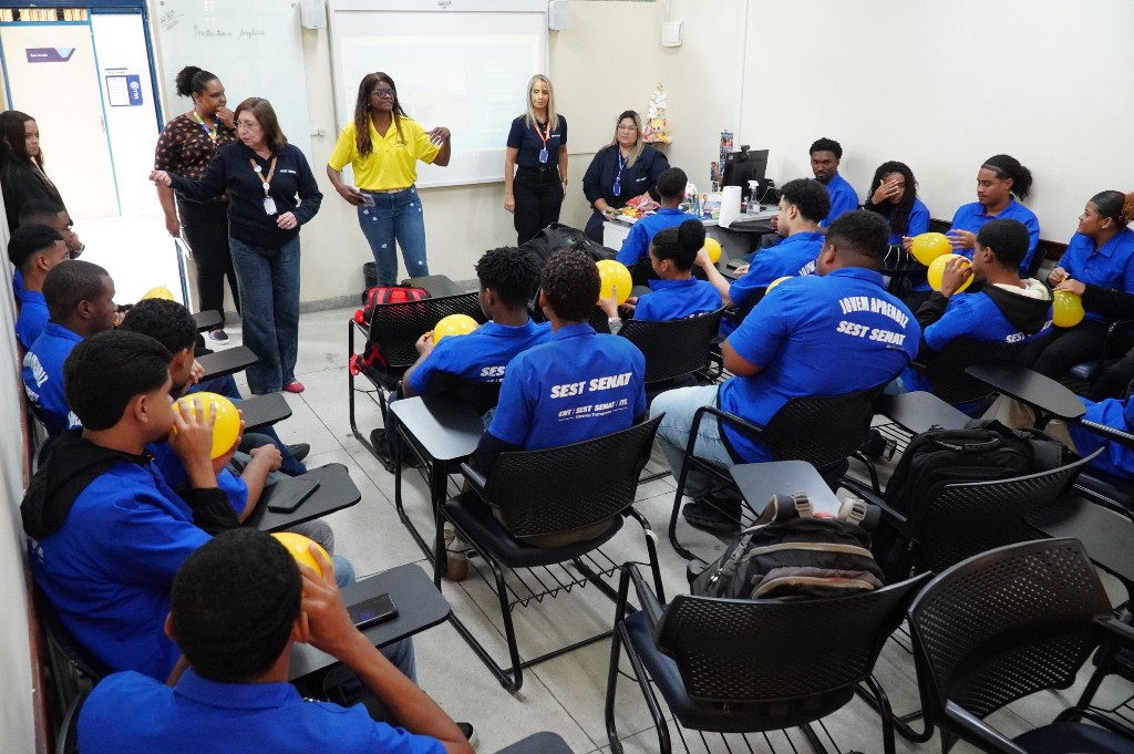 Participantes recebem informações sobre segurança no trânsito e saúde durante ação do Maio Amarelo em São Gonçalo