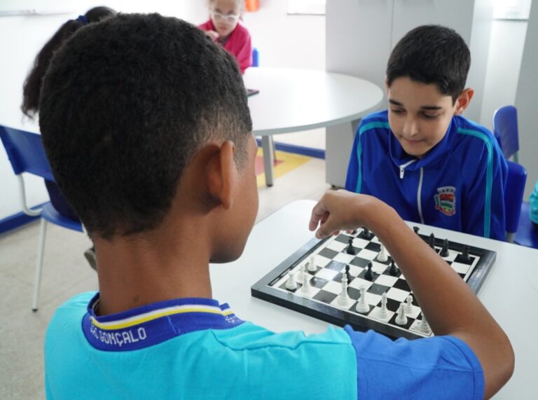 Alunos da Escola Municipal São Miguel, em São Gonçalo, participam de aula de xadrez, atividade que estimula o raciocínio.