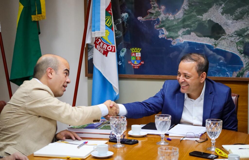 Prefeito Rodrigo Neves e Carlos Charme Fuentes, representante do CAF, durante reunião em Niterói para estreitar parceria.