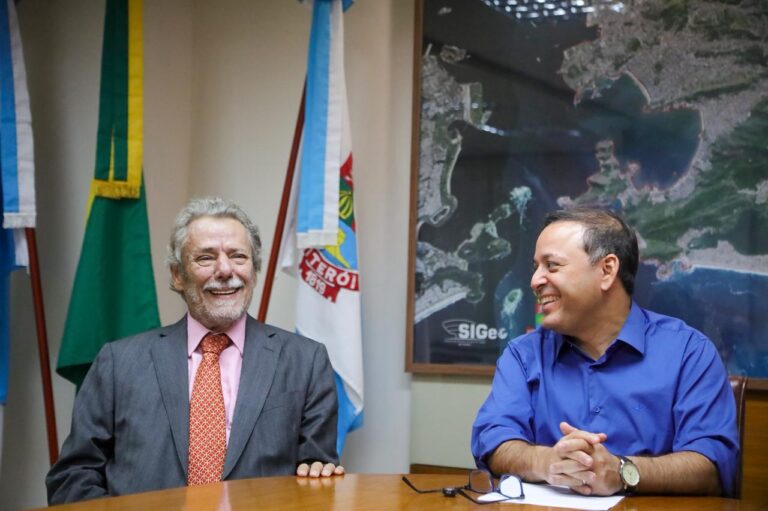 Prefeito Rodrigo Neves assina decreto que amplia prazos do Niterói Rotativo e permite retirada de multas.