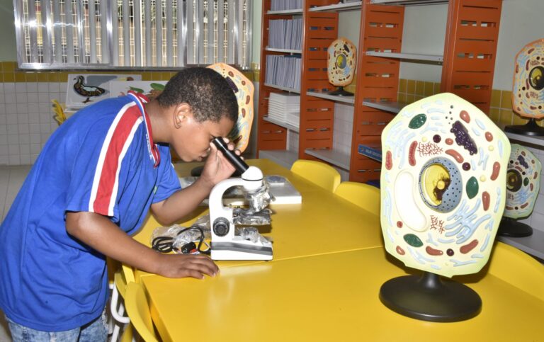 Estudantes em sala de aula participando de atividade em escola de Maricá